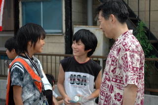 まつりに訪れた井崎市長が子どもたちと談笑