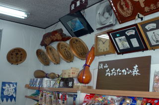手づくりの装飾品が飾られた店内