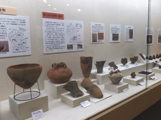縄文時代遺物の展示の写真