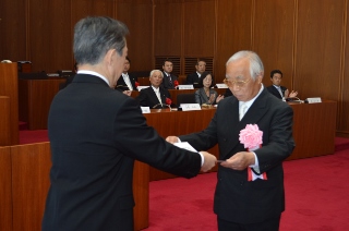 市長から表彰状を手渡される大塚信昌さんの写真