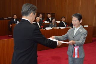 市長から表彰状を手渡される西山紘子さんの写真