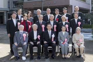 市長、副市長などと受賞者の皆さんの集合写真