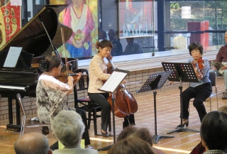 バイオリン、ビオラ、チェロのトリオの写真