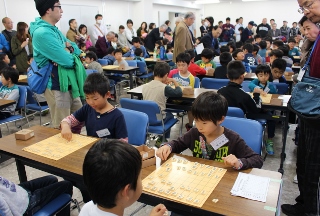 子どもが将棋を指している写真