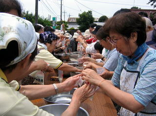 非常時の炊き出し方法を学ぶ