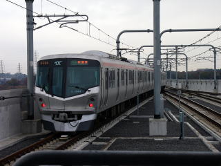 流山おおたかの森駅を秋葉原に向けて出発したTX