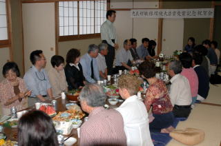 恵良さんの受賞を祝う