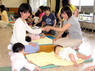 赤ちゃんもお母さんもマッサージで「きもちいい～」