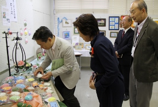 作品を見て回る市長の写真