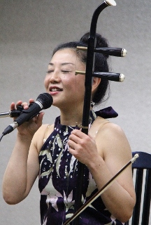 二胡奏者の真真さんの写真