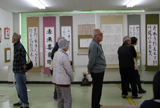 書道作品を見ている写真