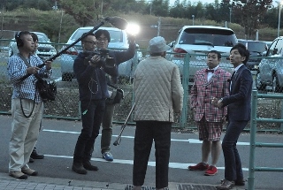 お笑いコンビ・コンパスが取材をしている写真