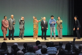 ステージ出演者が並んでいる写真