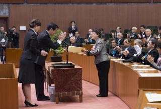 知事から表彰を受けている写真