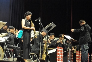 ビッグバンドが演奏している写真