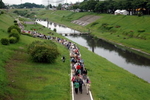 約500人の参加者が初夏の運河堤をウォーキング