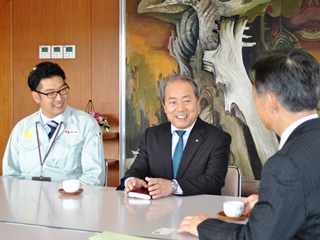 会談する市長と筒井社長、小久保係長の写真