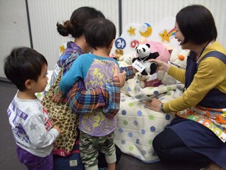 ぬいぐるみにお別れをする子どもたちの写真