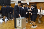 投票をする生徒の写真
