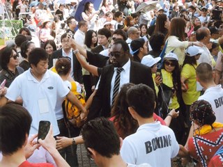 来日したマニー・パッキャオ氏と通路を作る生徒たちの写真