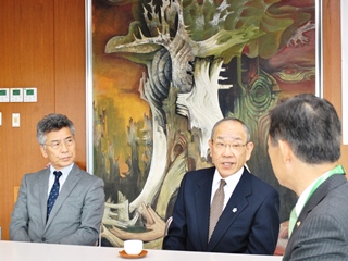 歓談する井崎市長と安蒜会長、吉岡理事長の写真