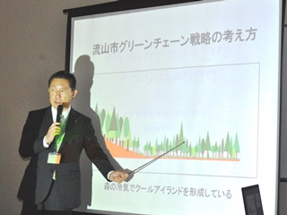 講演をする井崎市長の写真