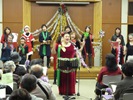 クリスマス衣装の出演者の写真