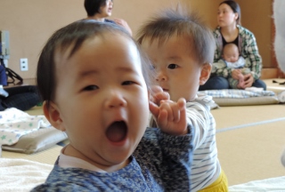 子どもがこちらを向いている写真