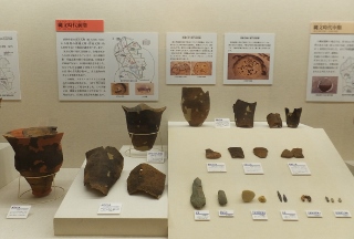 縄文時代前期の土器などの写真