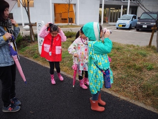 カメラを片手に「まちおと」を探している子どもの写真