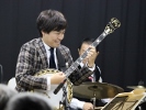 バンジョーを弾く青木研さんの写真