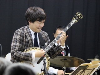 世界的バンジョー奏者の青木研さんの写真
