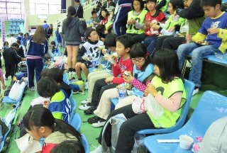 仲良くお昼ごはんを食べる子どもたちの写真