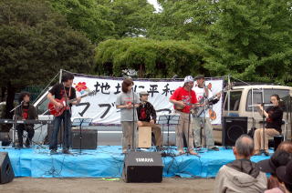 ステージで生ライブも