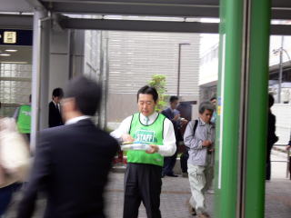 グリーンフェスティバルのチラシを配布