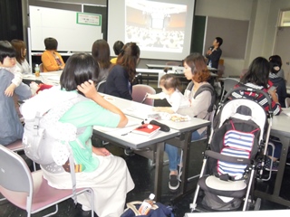 講座開催中の教室の写真