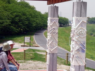 陶芸作品で装飾された柱