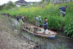 ボランティアで川を清掃