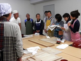 説明を聞く受講者の写真
