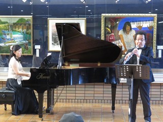 ピアノとオーボエの演奏の写真