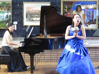 ピアノとソプラノの演奏の写真