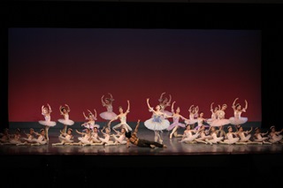 クラシックバレエの発表の様子の写真