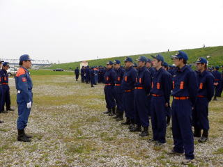 江戸川河川敷グラウンドで消防団夏季訓練