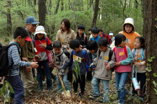 約30人がおおたかの森を散策