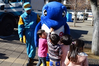 シーポックくんと子どもたちの写真