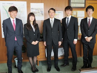 教育長室での集合写真