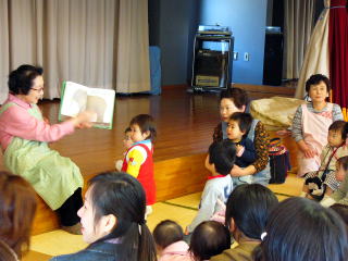 ひまわりクラブによる読み聞かせ