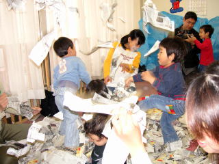 新聞紙で遊ぼう