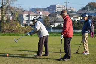 ボールを打つプレイヤーの写真
