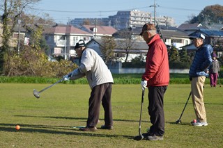 ボールを打つプレイヤーの写真